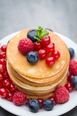 Yaban mersini ve taze meyve ile krep yığını.