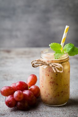 Üzüm suyu, gri arka planda..