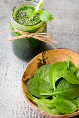 Ispanaklı smoothie, gri arka planda..