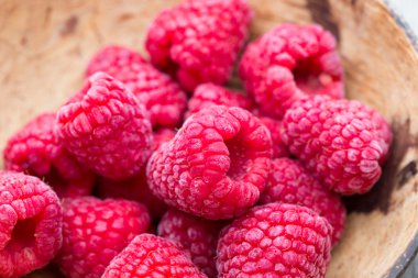 Ahşap arka planda donmuş ahududular.