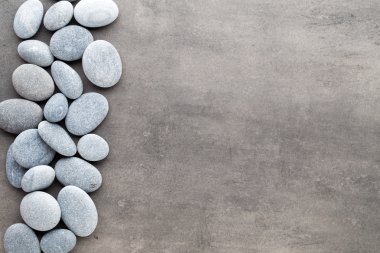 Gri arkaplandaki spa temalı nesnelerin görünümünü kapat.