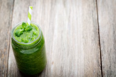 Rucola güler yüzlü, gri arka plan üzerinde.