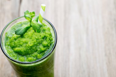 Rucola güler yüzlü, gri arka plan üzerinde.