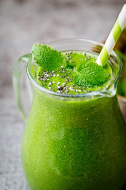 Ispanaklı smoothie, gri arka planda..