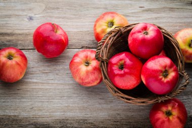 Tahta arka planda olgun kırmızı elmalar.