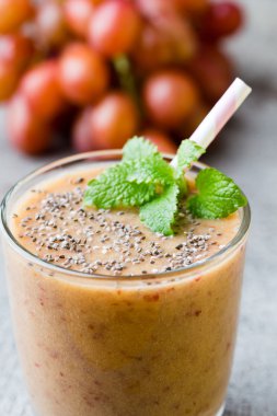 Üzüm suyu, gri arka planda..