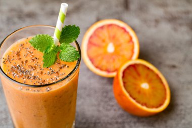 Kırmızı Turuncu Smoothie, dekor nane yaprakları.