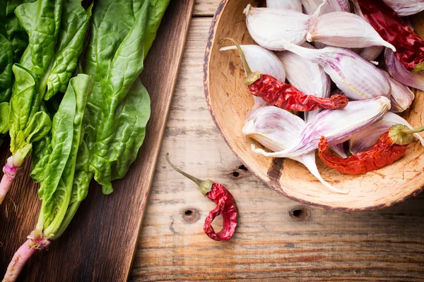 Spinat. Knoblauchmischung in einer Schüssel. — Stockfoto