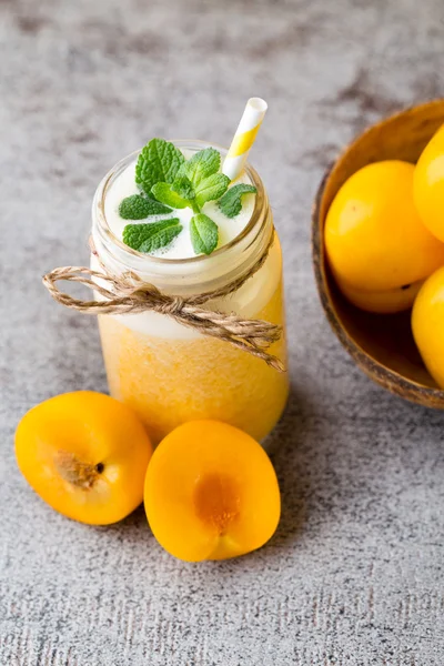 Batido de ciruela, sobre fondo gris. — Foto de Stock