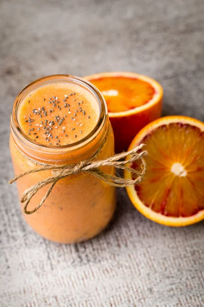 Rot orange Smoothie, Dekor Minzblätter. — Stockfoto