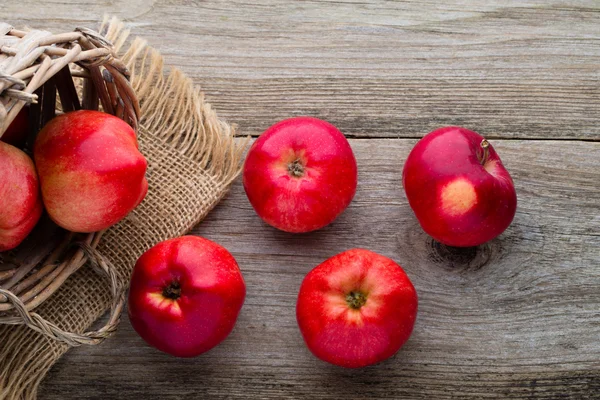 Manzanas rojas maduras sobre fondo de madera. — Foto de Stock