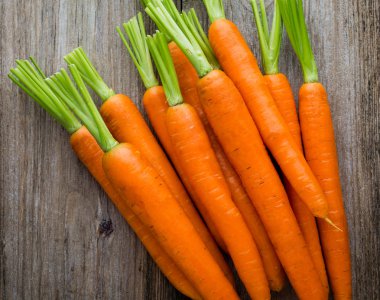 Köy ahşap arka planda taze havuçlar..