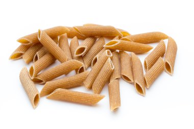 Çavdar unu makarna makarna yakın çekim üzerinde beyaz izole.