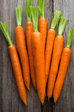 Köy ahşap arka planda taze havuçlar..