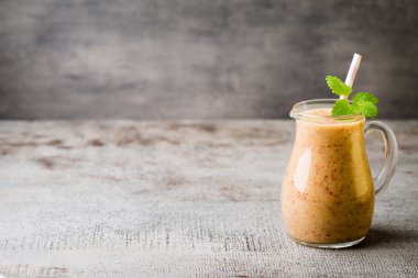 Üzüm suyu, gri arka planda..