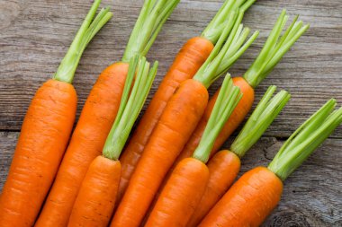 Köy ahşap arka planda taze havuçlar..