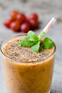 Üzüm suyu, gri arka planda..