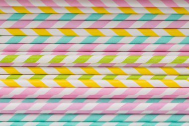 Smoothie için renkli pipetler.