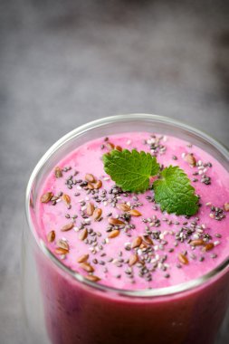 Meyve suyu, gri arka planda pembe meyve suyu..