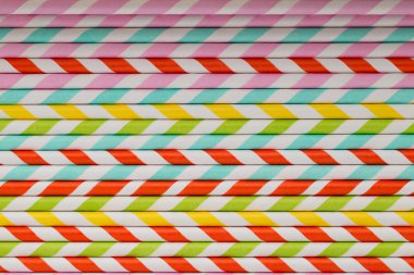 Smoothie için renkli pipetler.