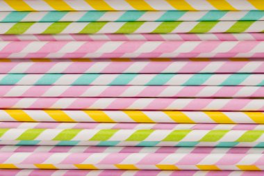 Smoothie için renkli pipetler.