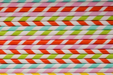 Smoothie için renkli pipetler.