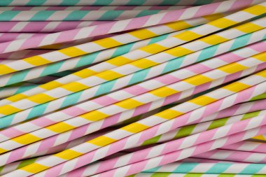 Smoothie için renkli pipetler.