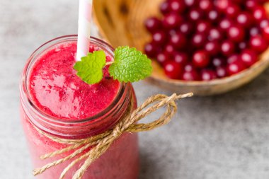 Meyve suyu, gri arka planda pembe meyve suyu..