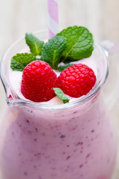 Raspberry milk shake with mint decor. — Stock Photo, Image