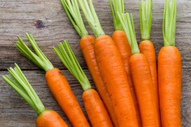 Köy ahşap arka planda taze havuçlar..