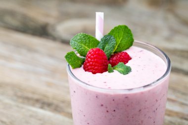 Naneli ahududu milkshake..