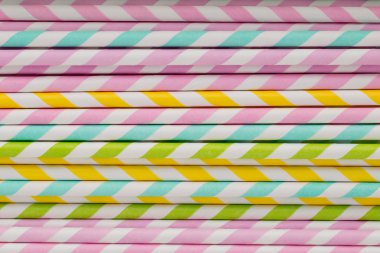 Smoothie için renkli pipetler.