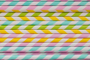 Smoothie için renkli pipetler.