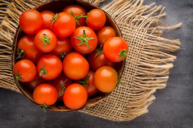 Gri arkaplanda domates.