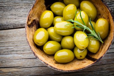 Taze zeytin ve gri arka plan. Kase ve kaşıkta zeytin.