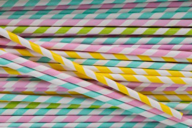 Smoothie için renkli pipetler.