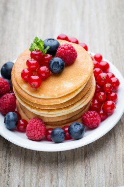 Yaban mersini ve taze meyve ile krep yığını.