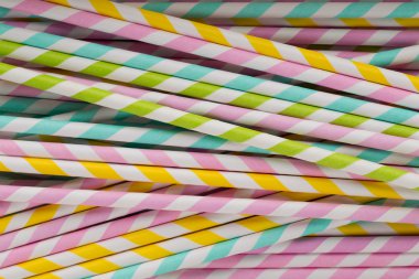 Smoothie için renkli pipetler.