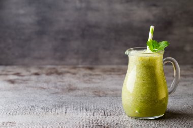 Baharat. Baharat karışımı ahşap arka plan üzerinde bir tahta kaşık.