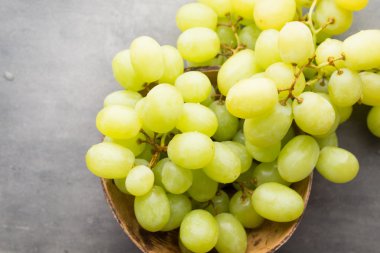 Baharat. Baharat karışımı ahşap arka plan üzerinde bir tahta kaşık.