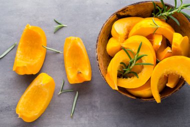 Baharat. Baharat karışımı ahşap arka plan üzerinde bir tahta kaşık.