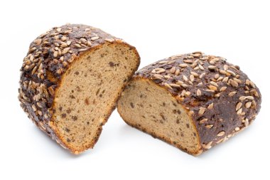 Beyaz arkaplanda izole edilmiş çavdar ekmeği.