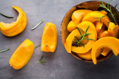 Balkabağı. Gri arka plan üzerinde Pupkin dilimleri.