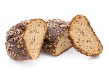 Beyaz arkaplanda izole edilmiş çavdar ekmeği.