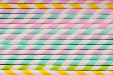 Smoothie için renkli pipetler.