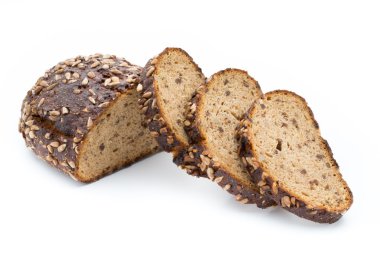 Beyaz arkaplanda izole edilmiş çavdar ekmeği.