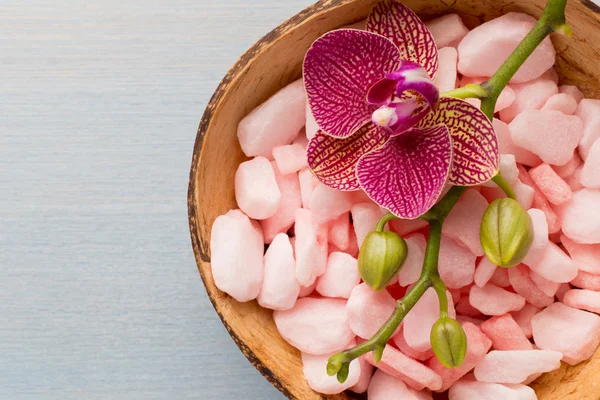 Sal marina. Sal marina sobre fondo de madera con flor de orquídea . — Foto de Stock