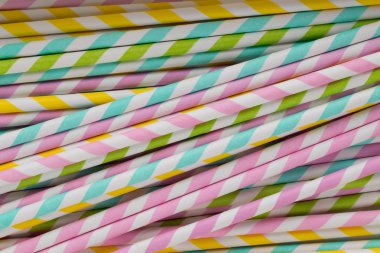 Smoothie için renkli pipetler.