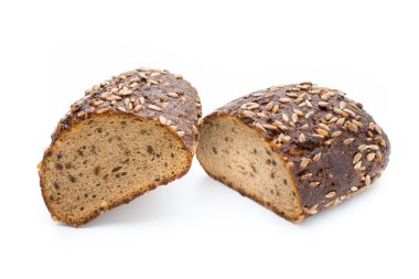 Beyaz arkaplanda izole edilmiş çavdar ekmeği.