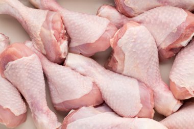 Taze tavuk budu, plaka üzerinde et. Baharat ile.